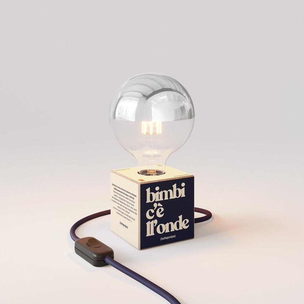 Tischlampe Cubetto „Bimbi c’è l’onde“ mit globeförmiger Glühbirne, halbversilbert – Tuttapolpa