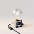 Tischlampe Cubetto „Bimbi c’è l’onde“ mit globeförmiger Glühbirne, halbversilbert – Tuttapolpa