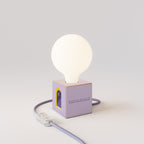 Tischlampe Cubetto „Buonanotte fiorellino“ mit Glühbirnen-Globe in Porzellanoptik - Santomanifesto