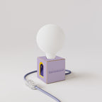 Tischlampe Cubetto „Buonanotte fiorellino“ mit Glühbirnen-Globe in Porzellanoptik - Santomanifesto – Ansicht 3