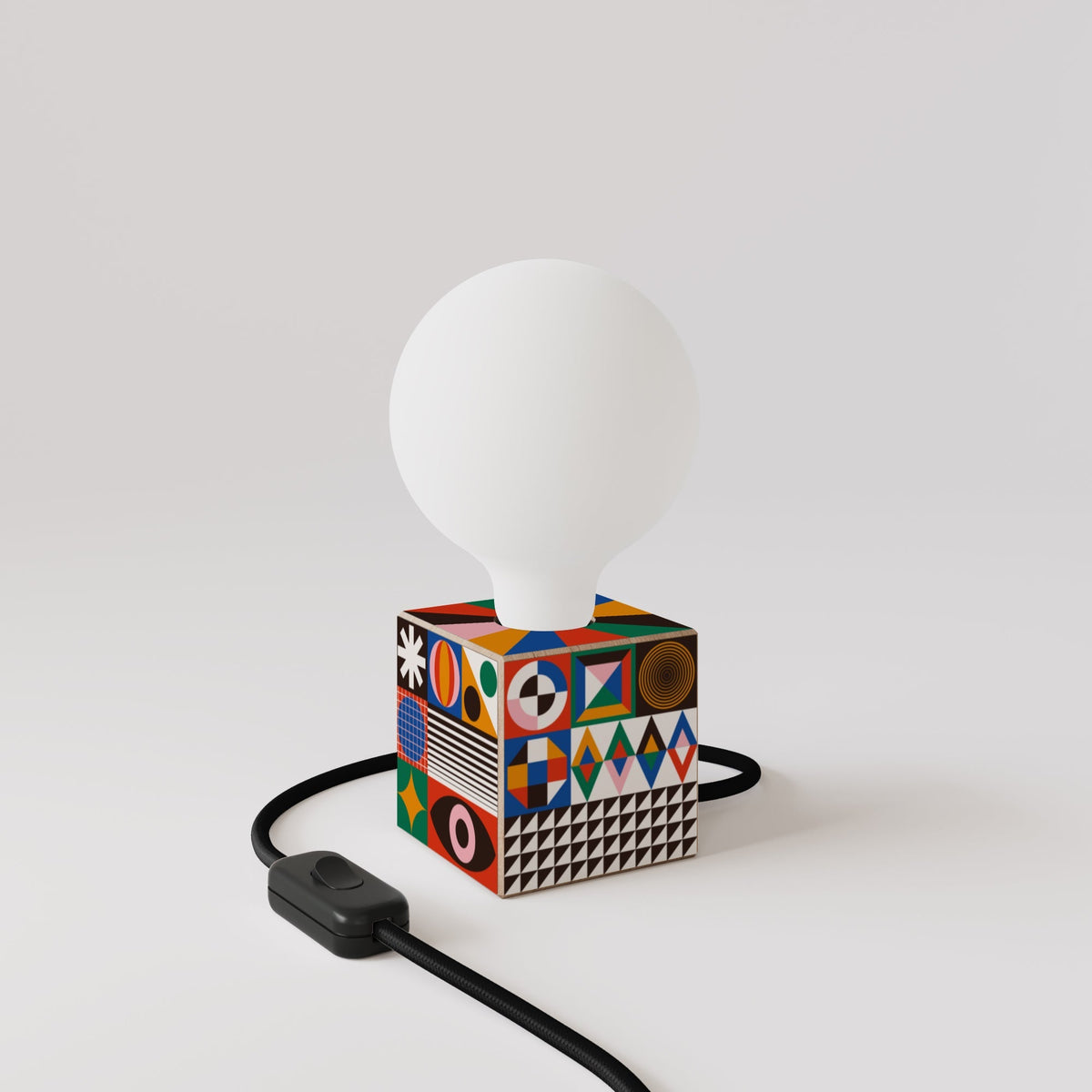 Cubetto Tischlampe mit Glühbirne Globo mit Porzellan-Effekt - PosterLad – Ansicht 3
