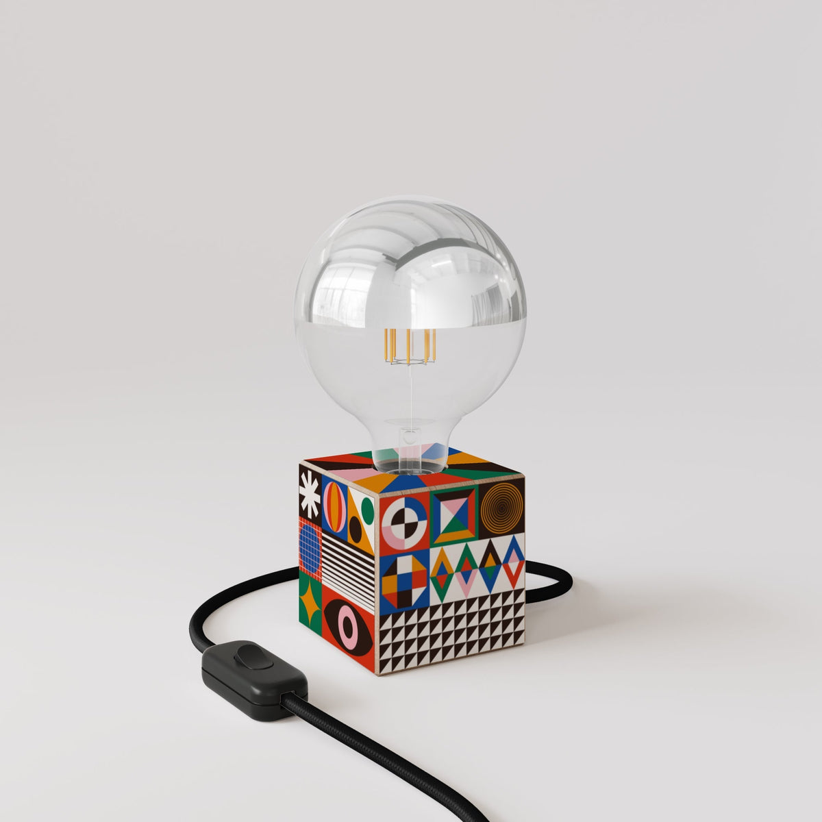 Cubetto Tischlampe mit Glühbirne Globo mit halbverspiegelter Silberkugel - PosterLad – Ansicht 3
