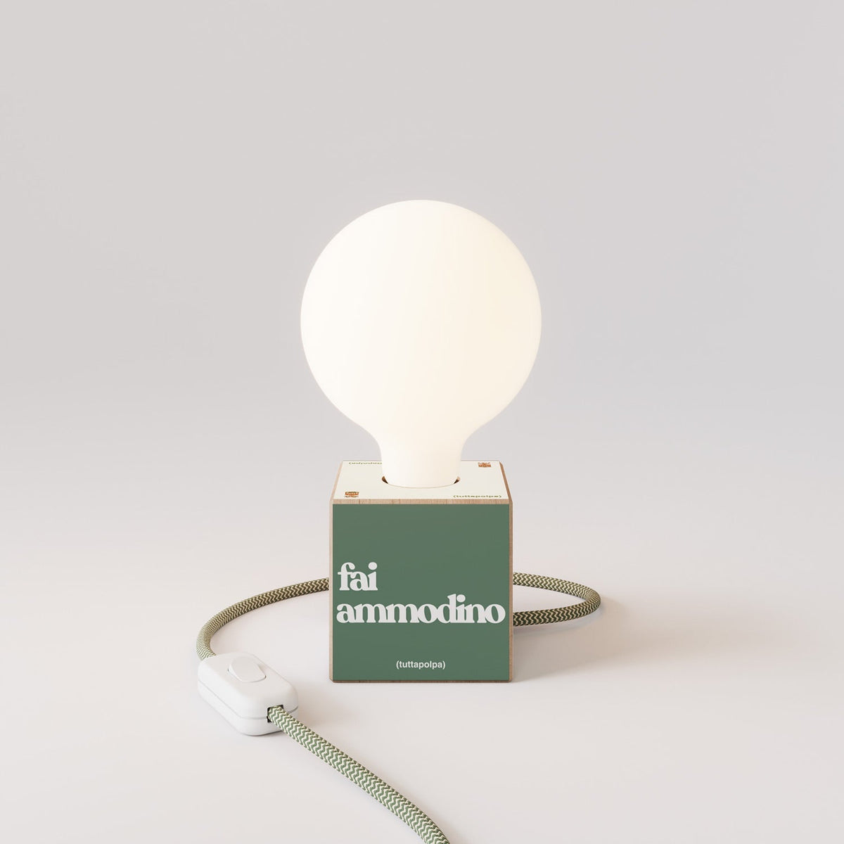Tischlampe Cubetto „Fai ammodino“ mit globeförmiger Glühbirne in Porzellanoptik – Tuttapolpa – Ansicht 4