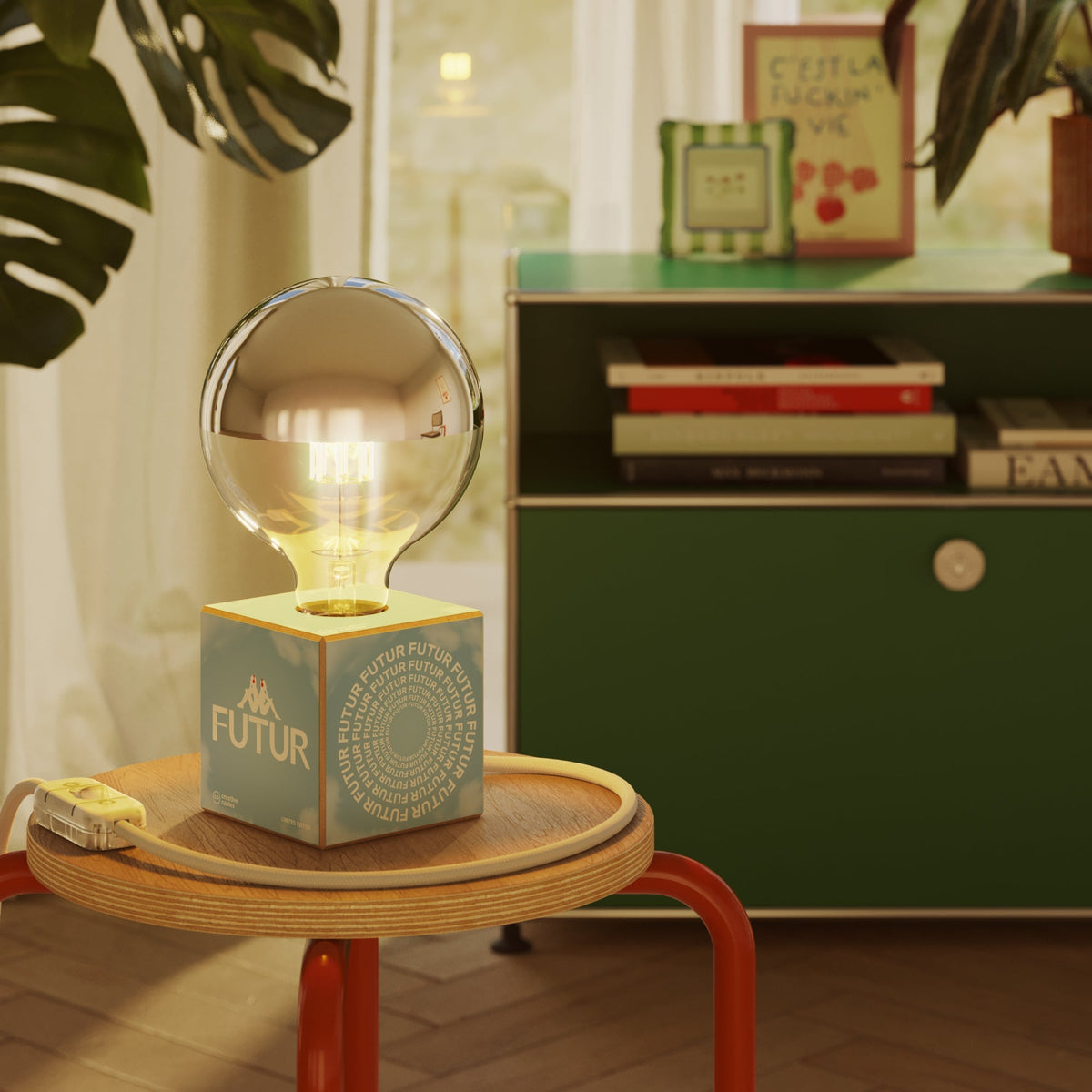 Tischlampe Cubetto „Futur“ mit halbverspiegelter Glühbirne in Globusform – Futur Festival – Ansicht 2