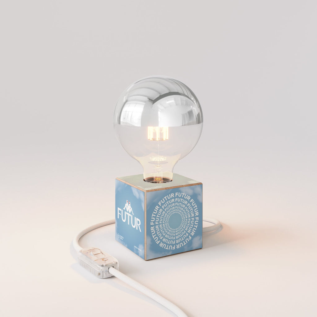 Tischlampe Cubetto „Futur“ mit halbverspiegelter Glühbirne in Globusform – Futur Festival