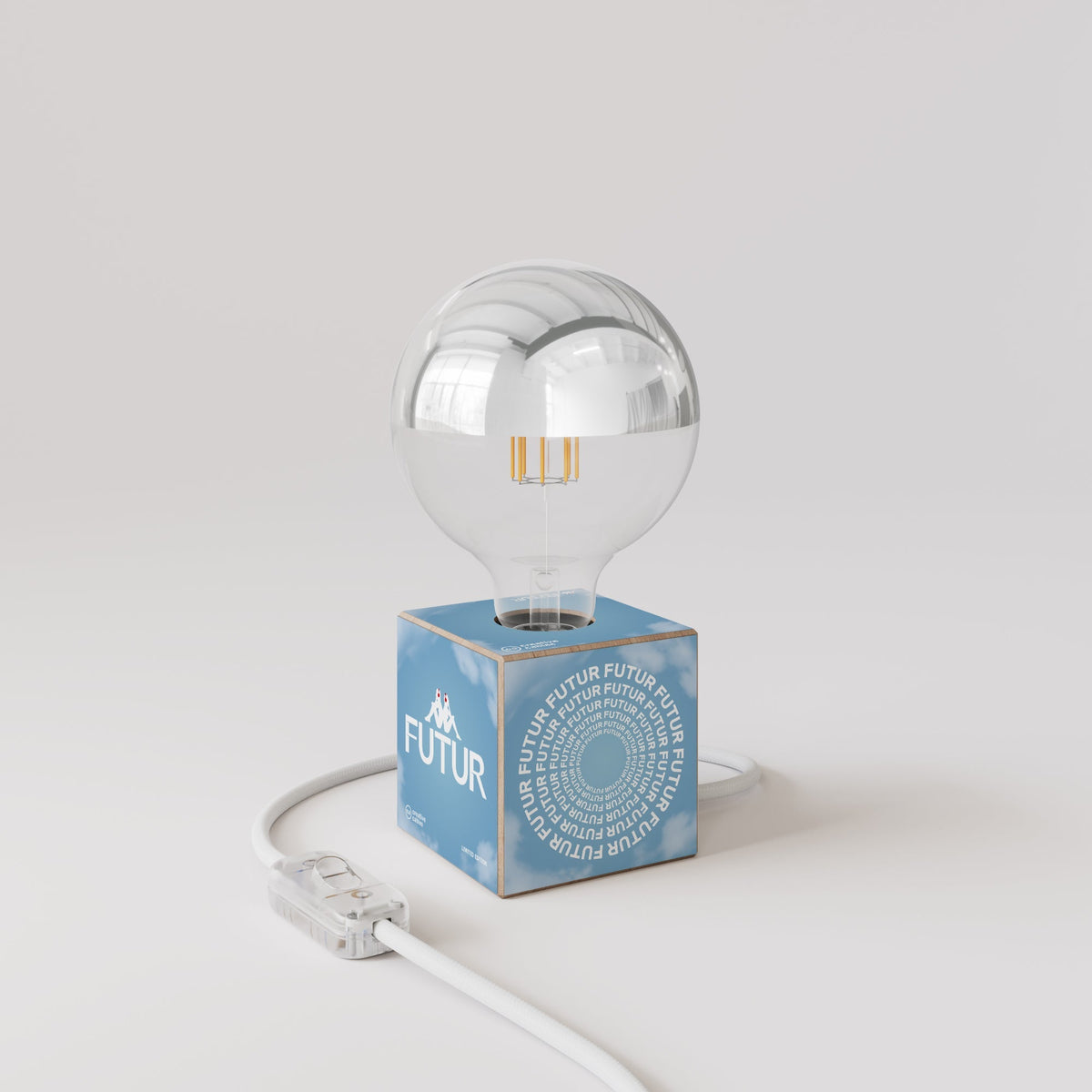Tischlampe Cubetto „Futur“ mit halbverspiegelter Glühbirne in Globusform – Futur Festival – Ansicht 3