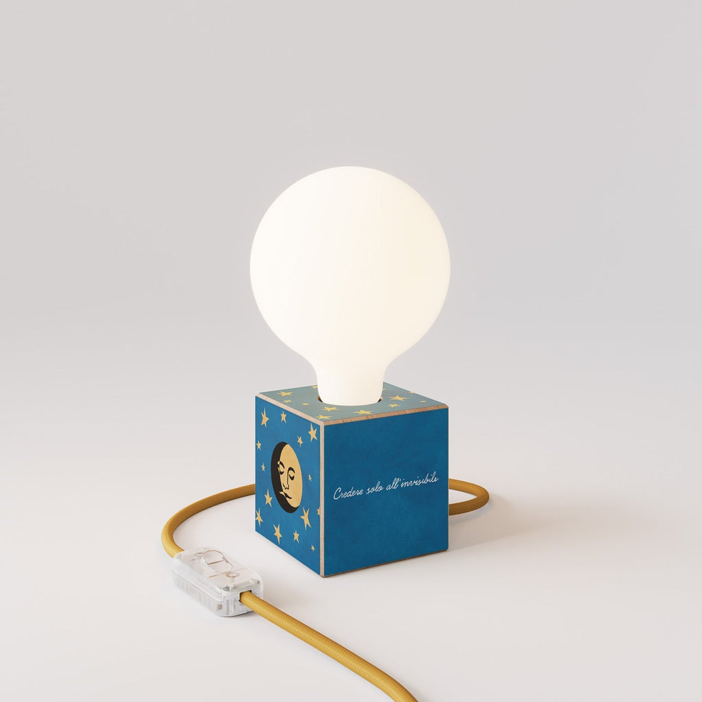 Tischlampe Cubetto „La luna“ mit Glühbirnen-Globe in Porzellanoptik - Santomanifesto