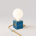 Tischlampe Cubetto „La luna“ mit Glühbirnen-Globe in Porzellanoptik - Santomanifesto