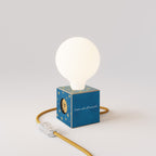 Tischlampe Cubetto „La luna“ mit Glühbirnen-Globe in Porzellanoptik - Santomanifesto