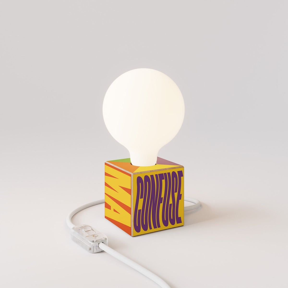 Tischlampe Cubetto „Poche idee ma confuse“ mit Glühbirne Globe mit Porzellan-Effekt - Santomanifesto