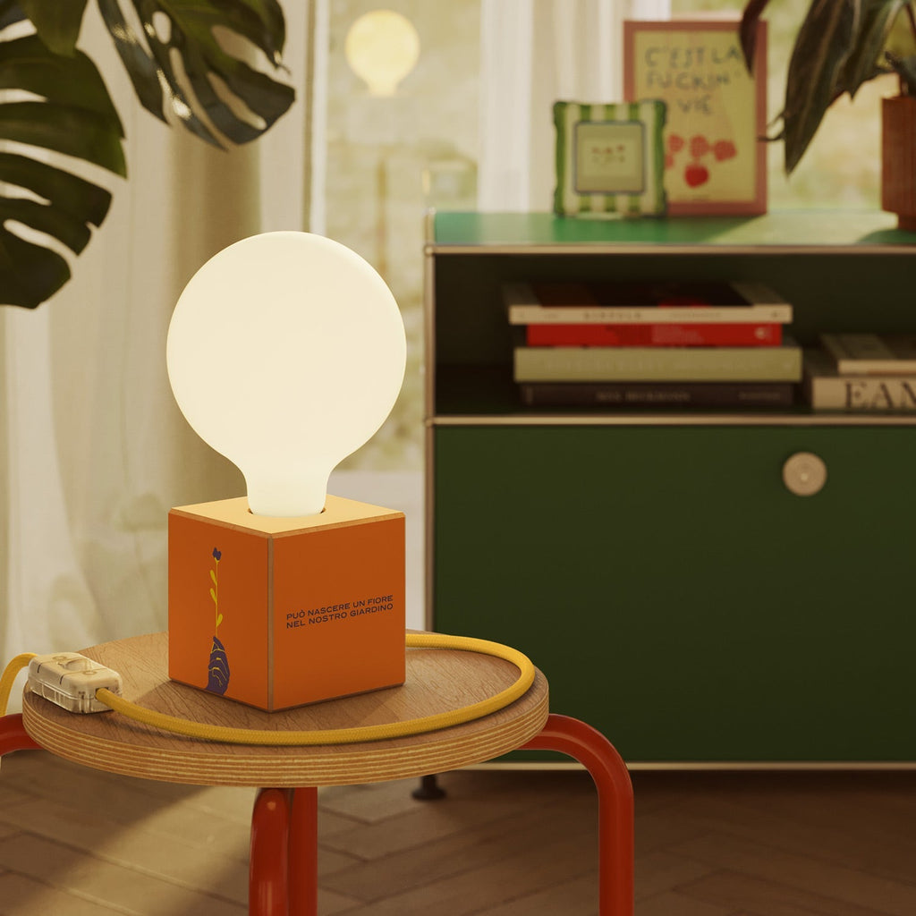 Tischlampe Cubetto „Può nascere un fiore“ mit globeförmiger Glühbirne in Porzellanoptik – Santomanifesto – Ansicht 2