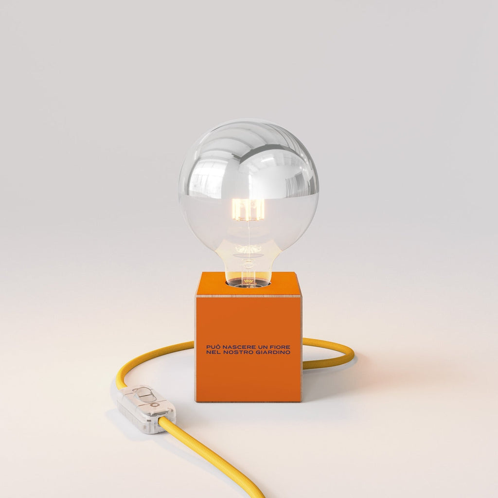 Tischlampe Cubetto „Può nascere un fiore“ mit Glühbirne Globe mit silberner Halbkugel - Santomanifesto – Ansicht 4