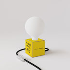 Tischlampe Cubetto „Ti odio amore mio“ mit Glühbirne Globe mit Porzellan-Effekt - Santomanifesto – Ansicht 3