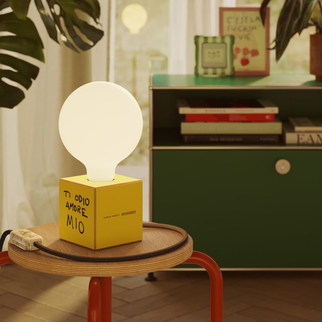 Tischlampe Cubetto „Ti odio amore mio“ mit Glühbirne Globe mit Porzellan-Effekt - Santomanifesto – Ansicht 2