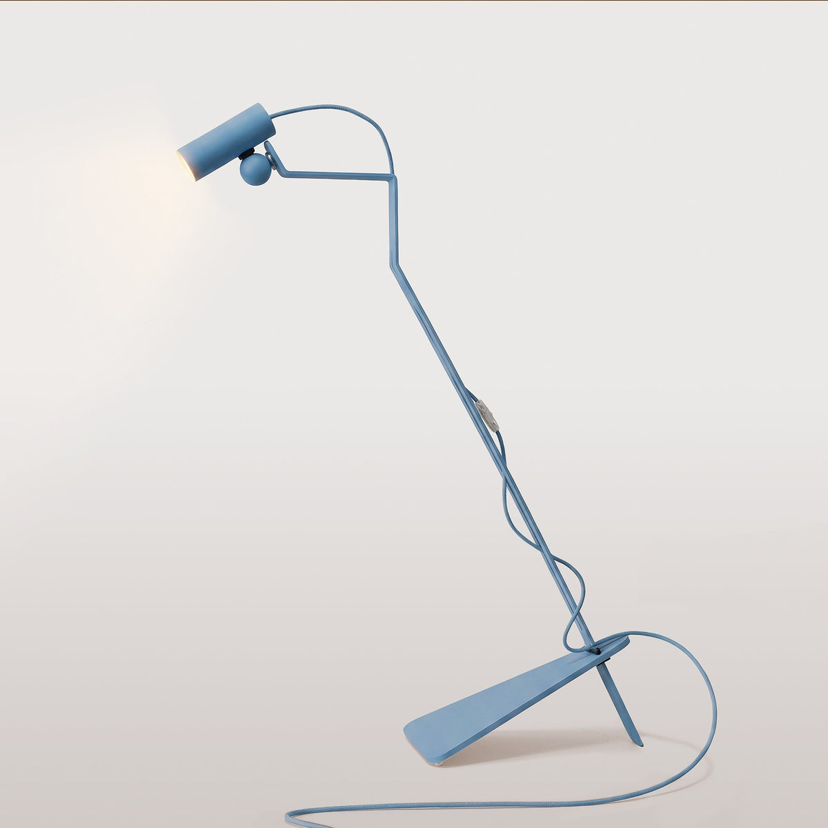 Neigbare Stehleuchte mit magnetischem, verstellbarem Spots – Mario Tubo – Blau