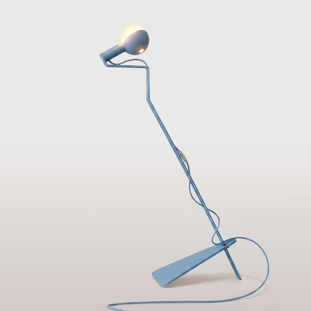Neigbare Stehleuchte mit lackierter LED-Glühbirne G125 – Mario Talia – Blau