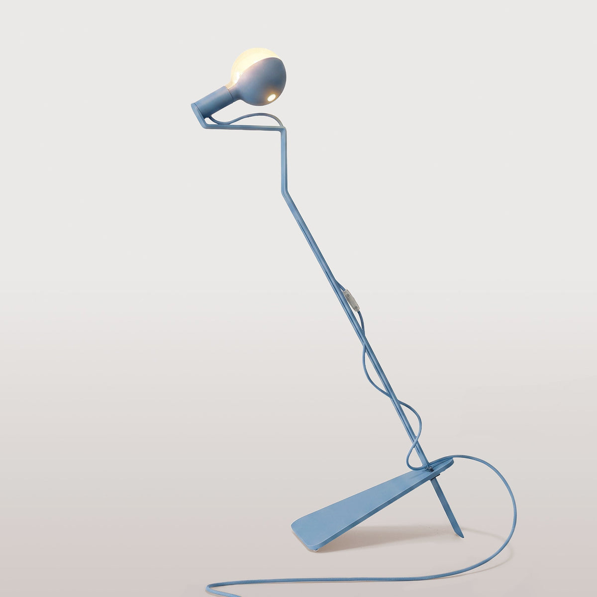 Neigbare Stehleuchte mit lackierter LED-Glühbirne G125 – Mario Talia – Blau