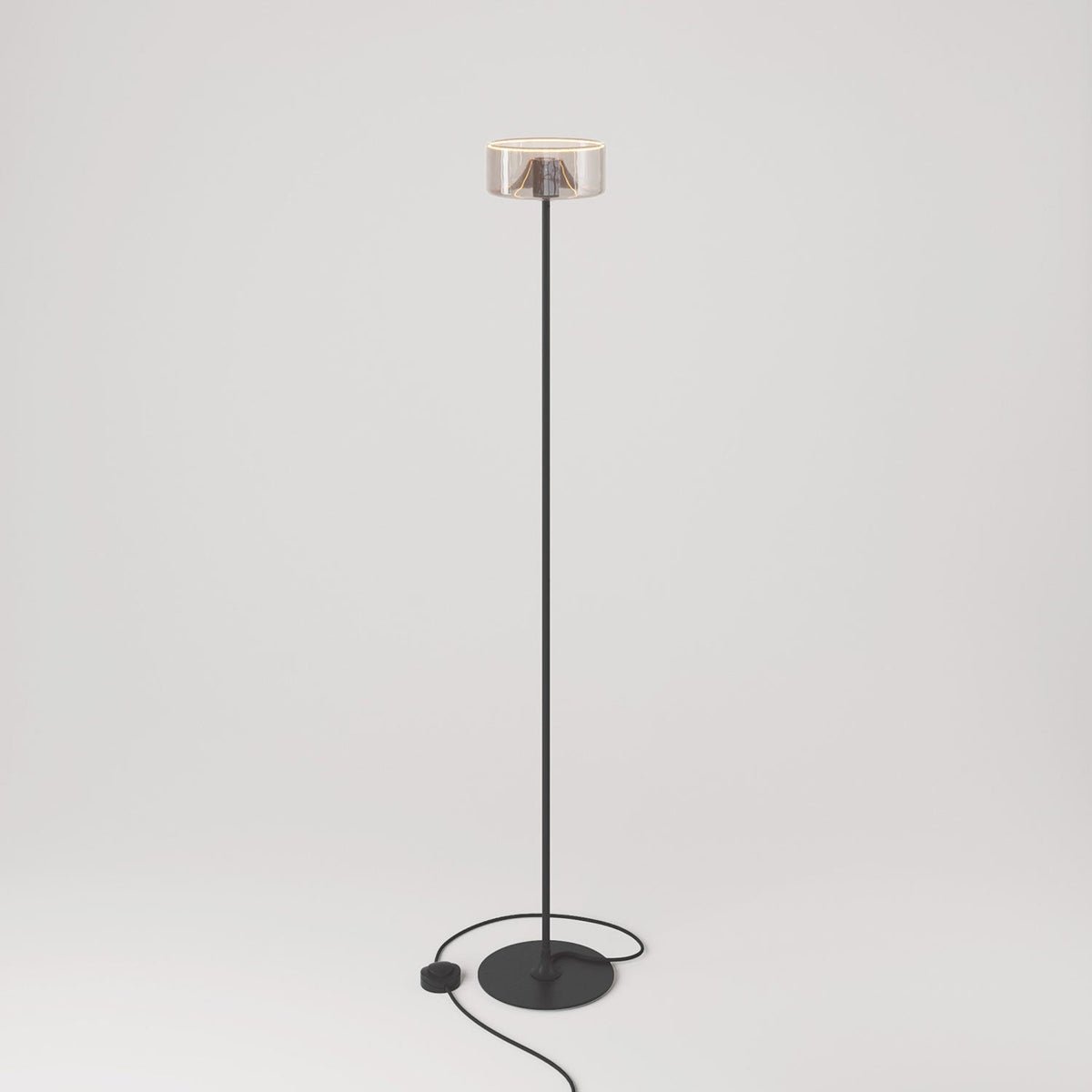 Stehlampe MAG-Y mit runder Metallbasis und Ghost Smoky-Leuchtmittel – Schwarz