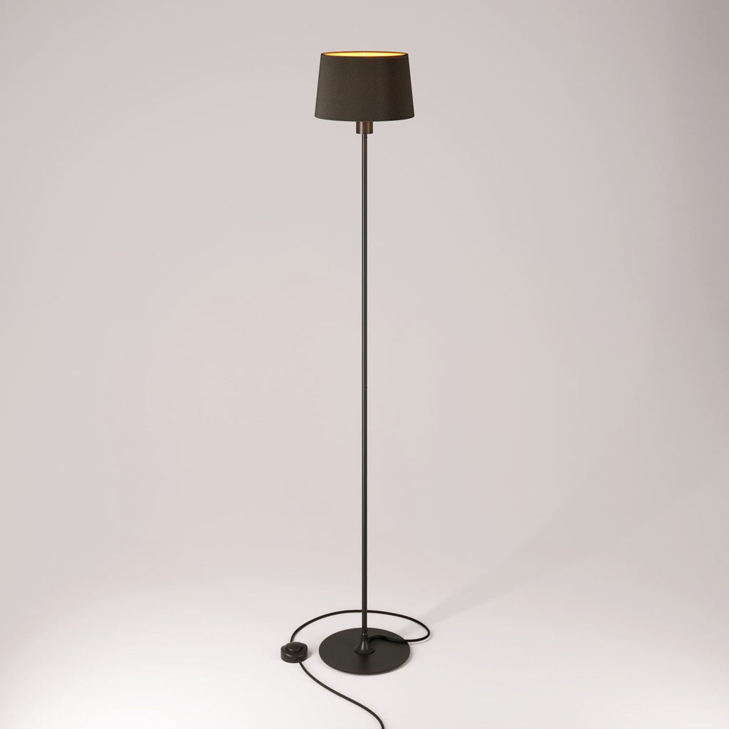 Stehlampe MAG-Y mit rundem Metallfuß und Athena-Lampenschirm – Schwarz