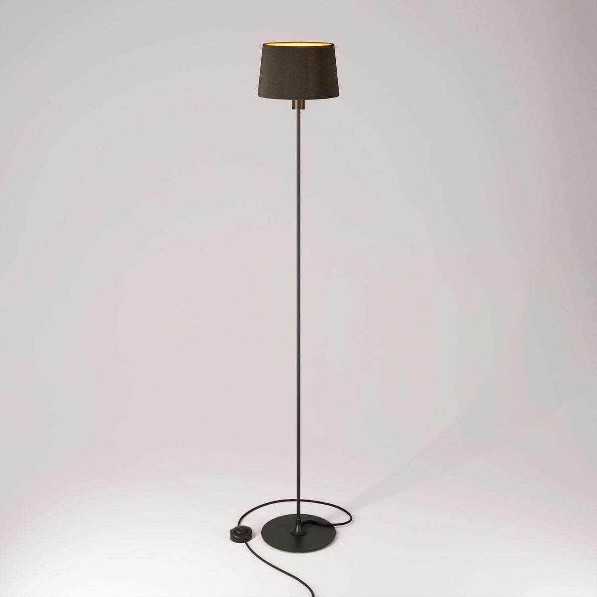 Stehlampe MAG-Y mit rundem Metallfuß und Athena-Lampenschirm – Schwarz