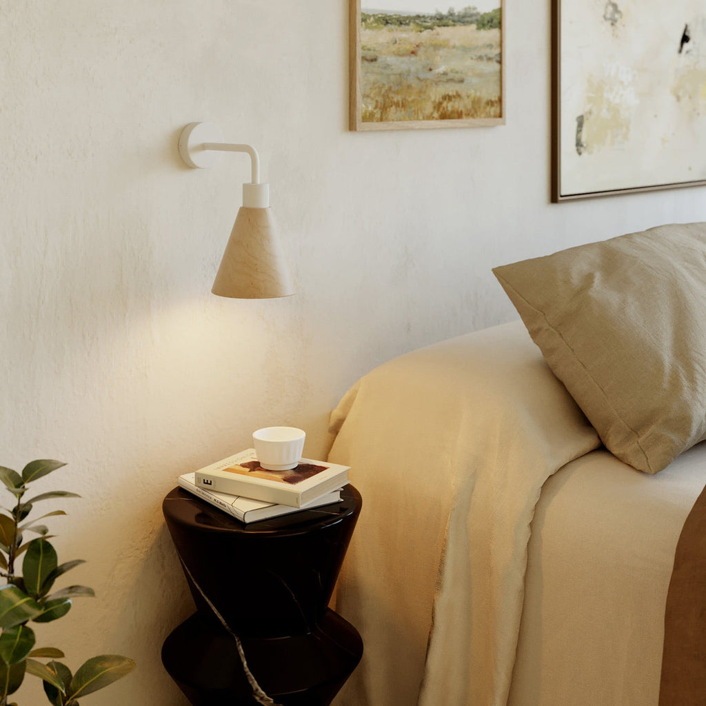 Fermaluce Lampe mit konischem Holzschirm und gebogenem Ausleger – Weiß matt – Ansicht 2