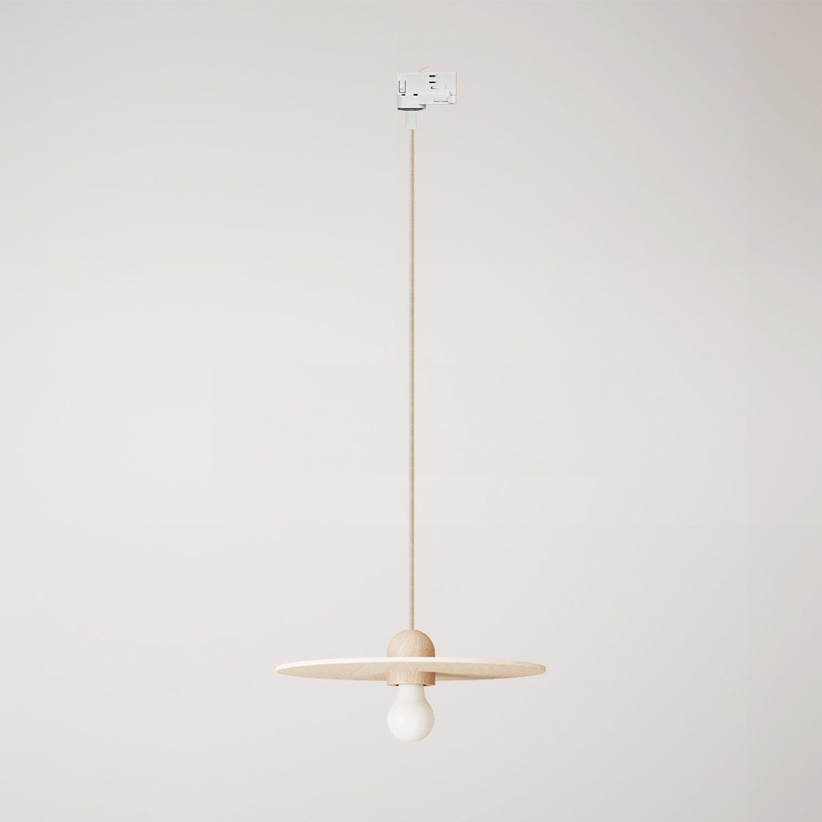Holzlampe auf Schiene mit Textilkabel und UFO-Schirm – Natur