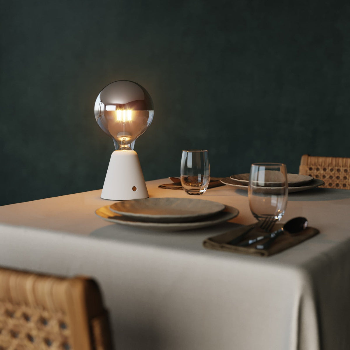 Tragbare, wiederaufladbare Lampe Cabless01 mit Globe-Halbkugel-Glühbirne in Silber – Weiß – Ansicht 4