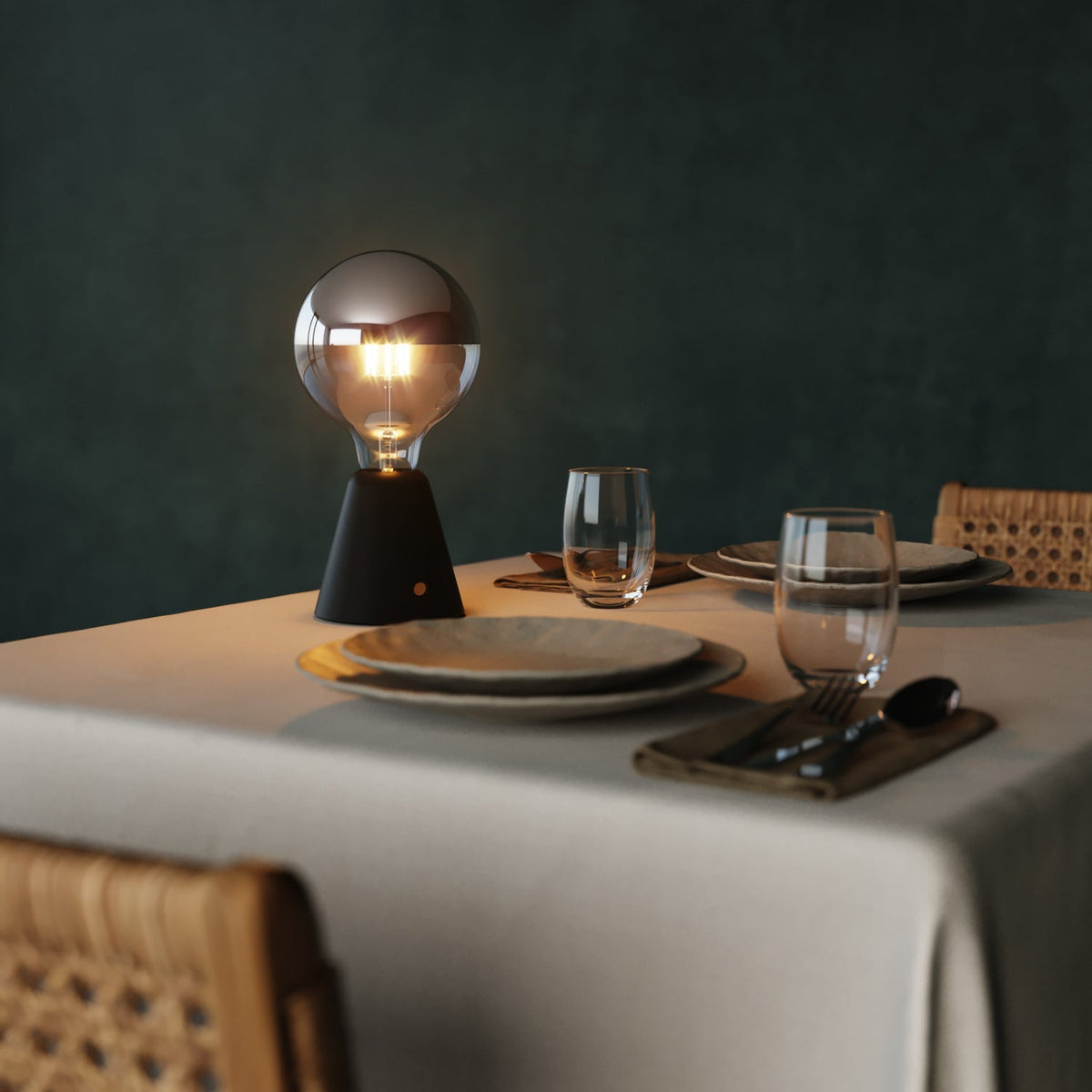 Tragbare, wiederaufladbare Lampe Cabless01 mit Halbglobe-Silberbirne – Schwarz – Ansicht 4