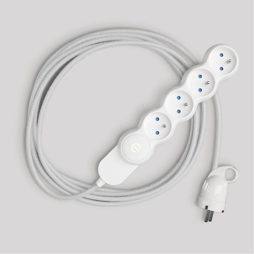 Französische Mehrfachsteckdose mit glänzend weißem Stoffkabel und Schuko-Stecker mit Komfort-Ring