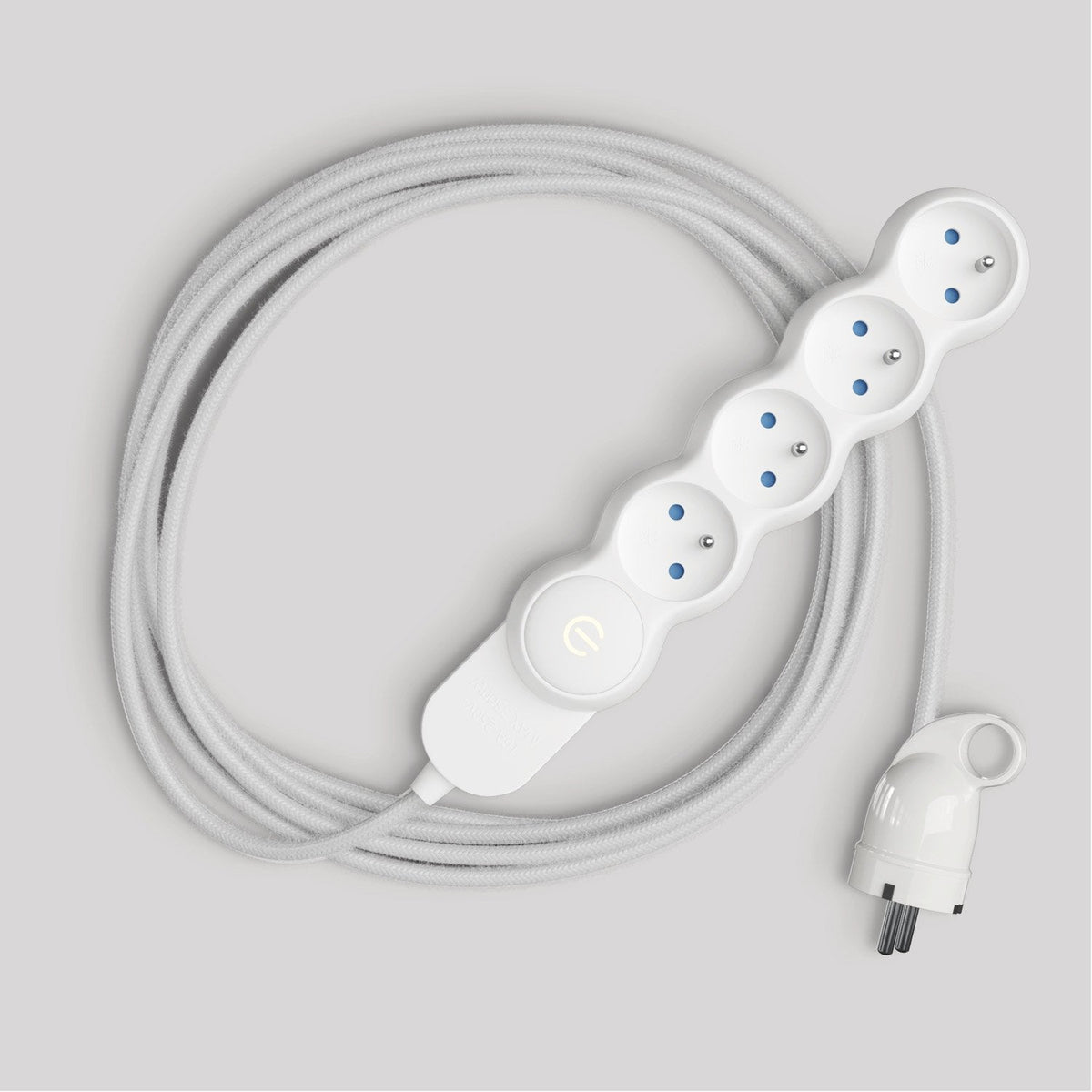 Französische Mehrfachsteckdose mit glänzend weißem Stoffkabel und Schuko-Stecker mit Komfort-Ring