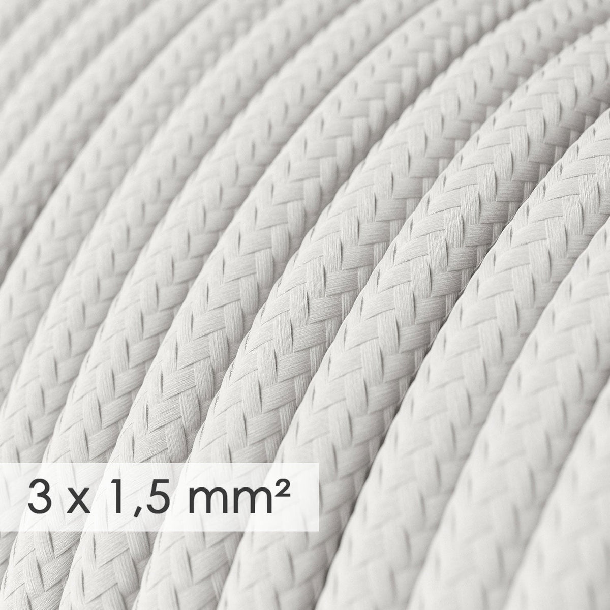 Französische Mehrfachsteckdose mit glänzend weißem Stoffkabel und Schuko-Stecker mit Komfort-Ring – Ansicht 2