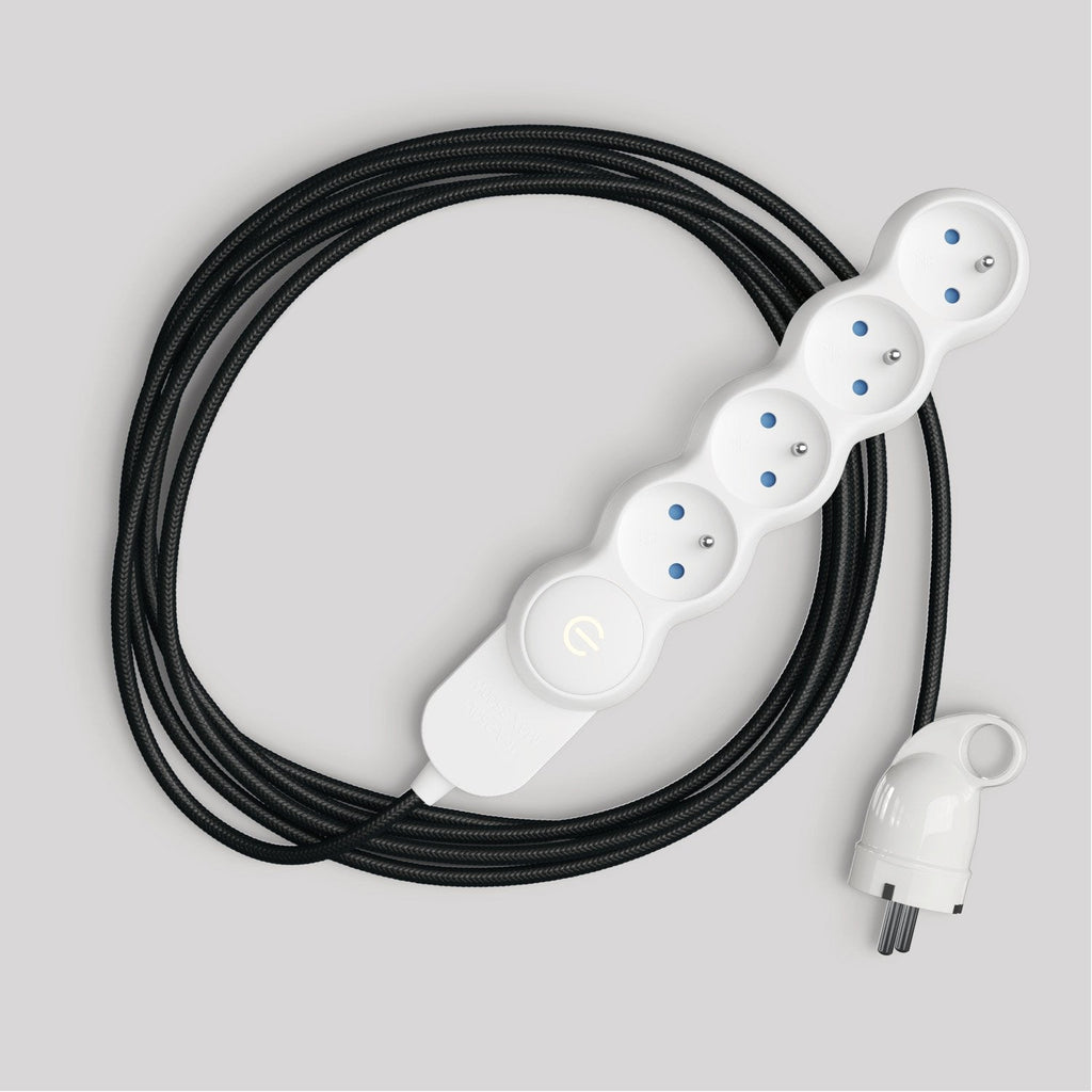 Französische Mehrfachsteckdose mit glänzend schwarzem Stoffkabel und Schuko-Stecker mit Komfort-Ring.