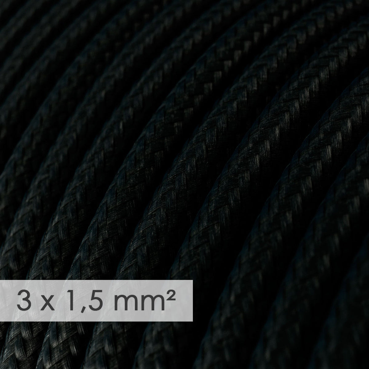 Französische Mehrfachsteckdose mit glänzend schwarzem Stoffkabel und Schuko-Stecker mit Komfort-Ring. – Ansicht 2