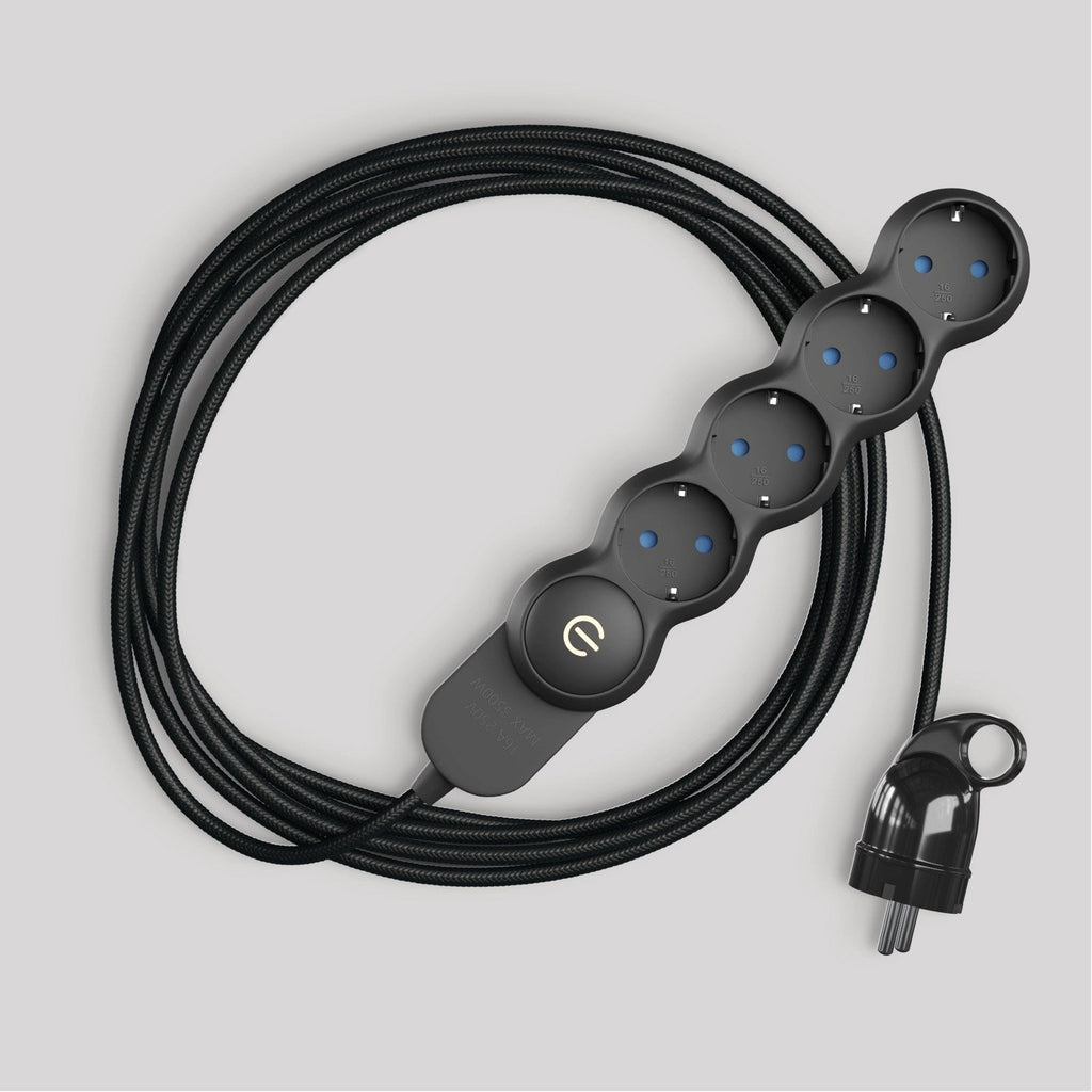 Deutsche Mehrfachsteckdose mit glänzend schwarzem Stoffkabel und Schuko-Stecker mit Komfort-Ring. – Ansicht 3
