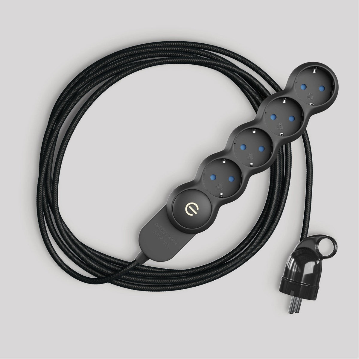 Deutsche Mehrfachsteckdose mit glänzend schwarzem Stoffkabel und Schuko-Stecker mit Komfort-Ring. – Ansicht 3