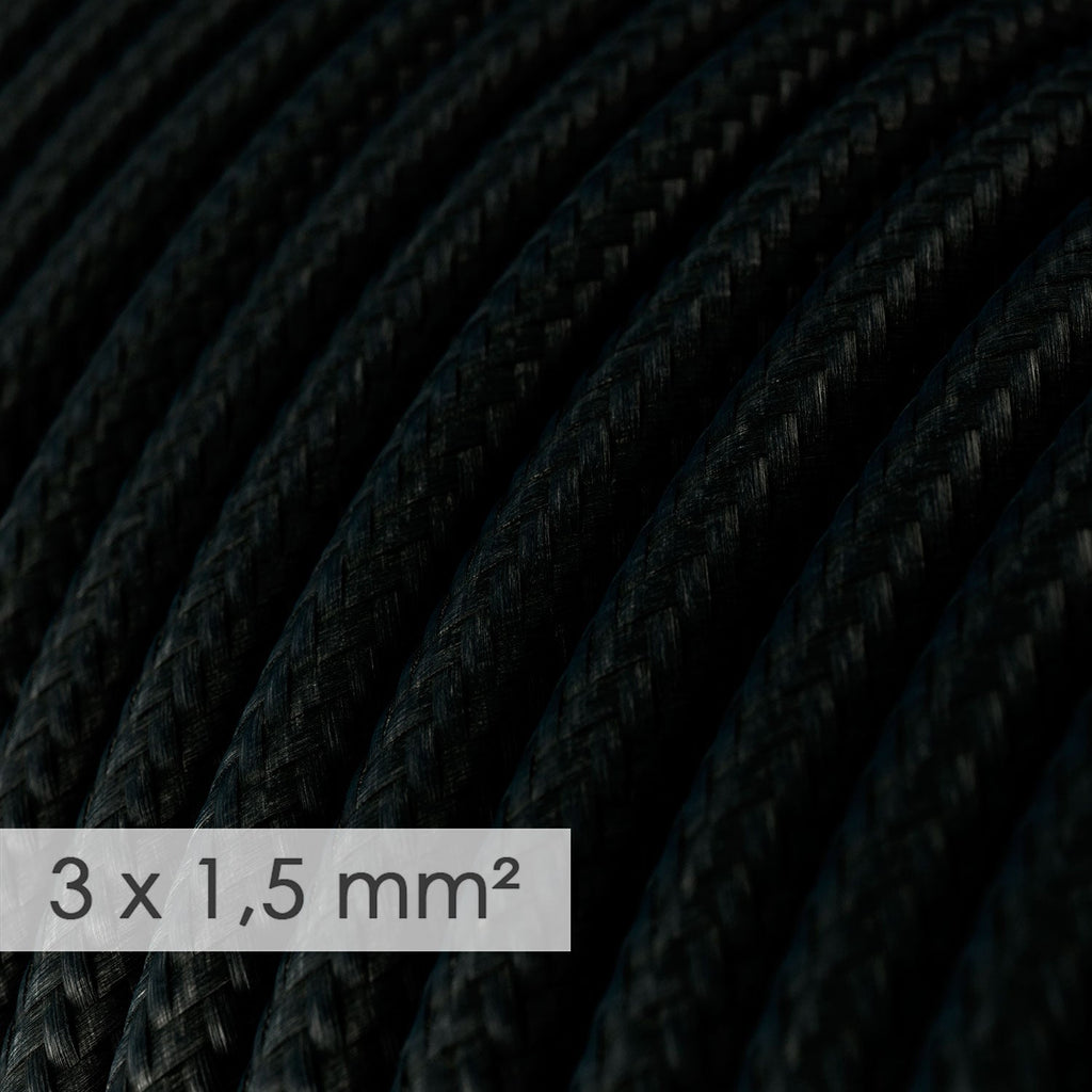 Deutsche Mehrfachsteckdose mit glänzend schwarzem Stoffkabel und Schuko-Stecker mit Komfort-Ring. – Ansicht 2