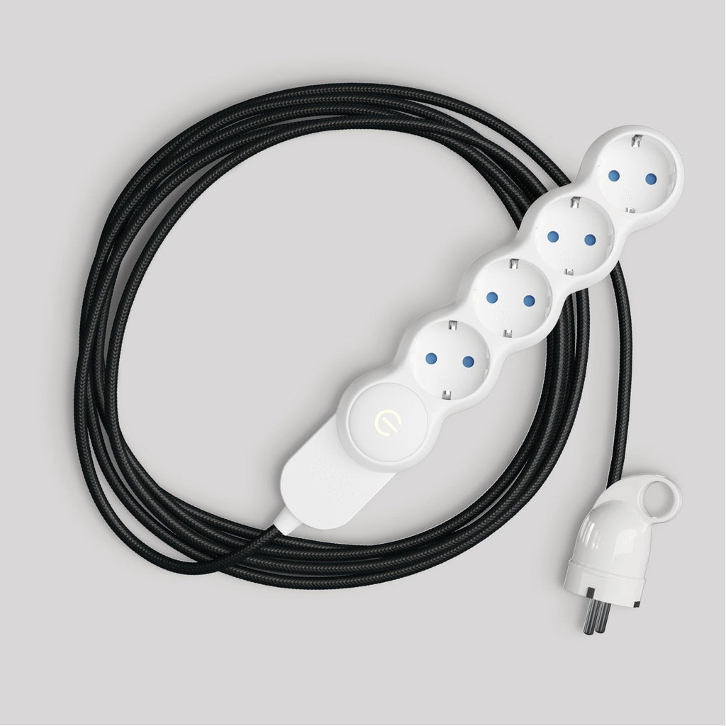 Deutsche Mehrfachsteckdose mit glänzend schwarzem Stoffkabel und Schuko-Stecker mit Komfort-Ring.