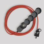 Deutsche Mehrfachsteckdose mit glänzend rotem Stoffkabel und Schuko-Stecker mit Komfort-Ring – Ansicht 3