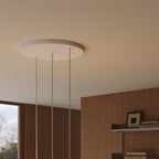 Runder Lampenbaldachin aus Aluminium Ø 50 cm mit Halterung und Erdungs-Textilkabel, mit 3 Frontbohrungen in Linie – Mattweiß – Ansicht 3