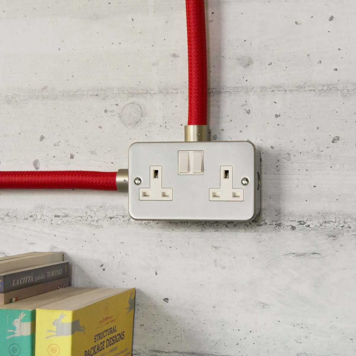Metall-Wandbox mit Doppel-UK-Steckdose und Doppelschalter für Creative-Tube – Ansicht 3