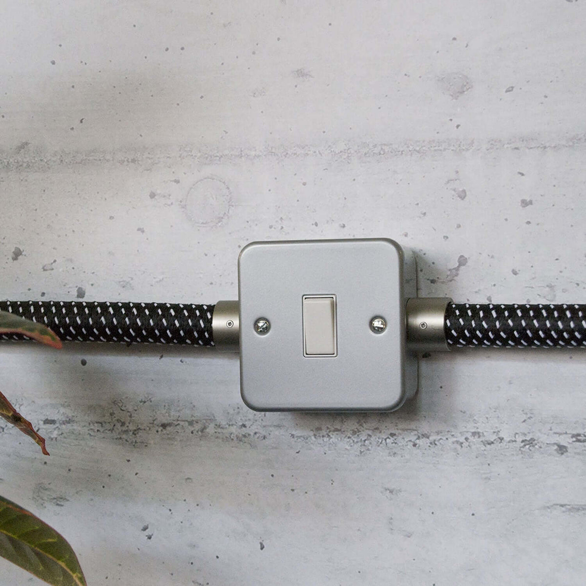Wanddose aus Metall mit Einzelschalter für Creative-Tube – Ansicht 3