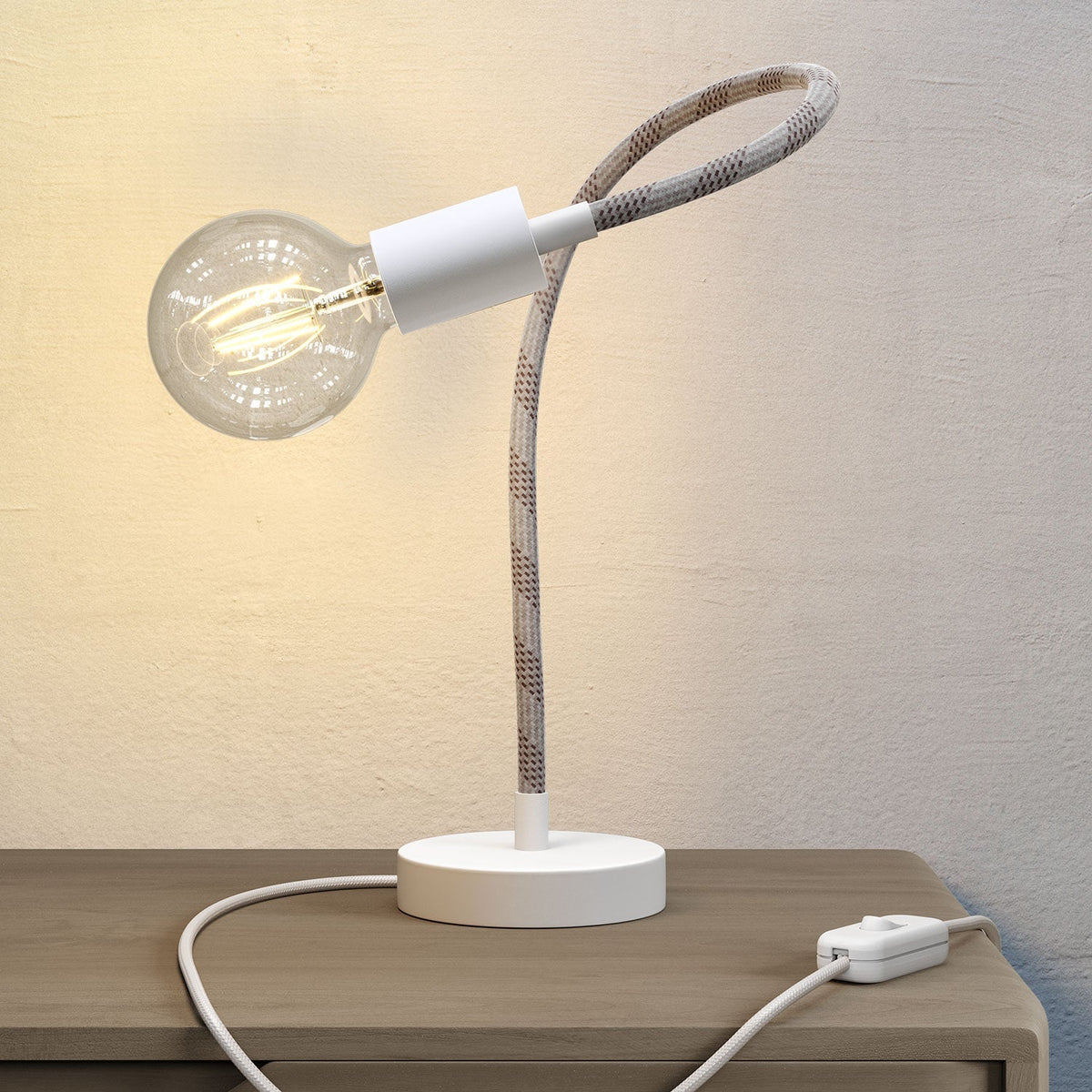 Table Flex Tischleuchte mit flexibel einstellbarem Licht – Mattweiß – Ansicht 2